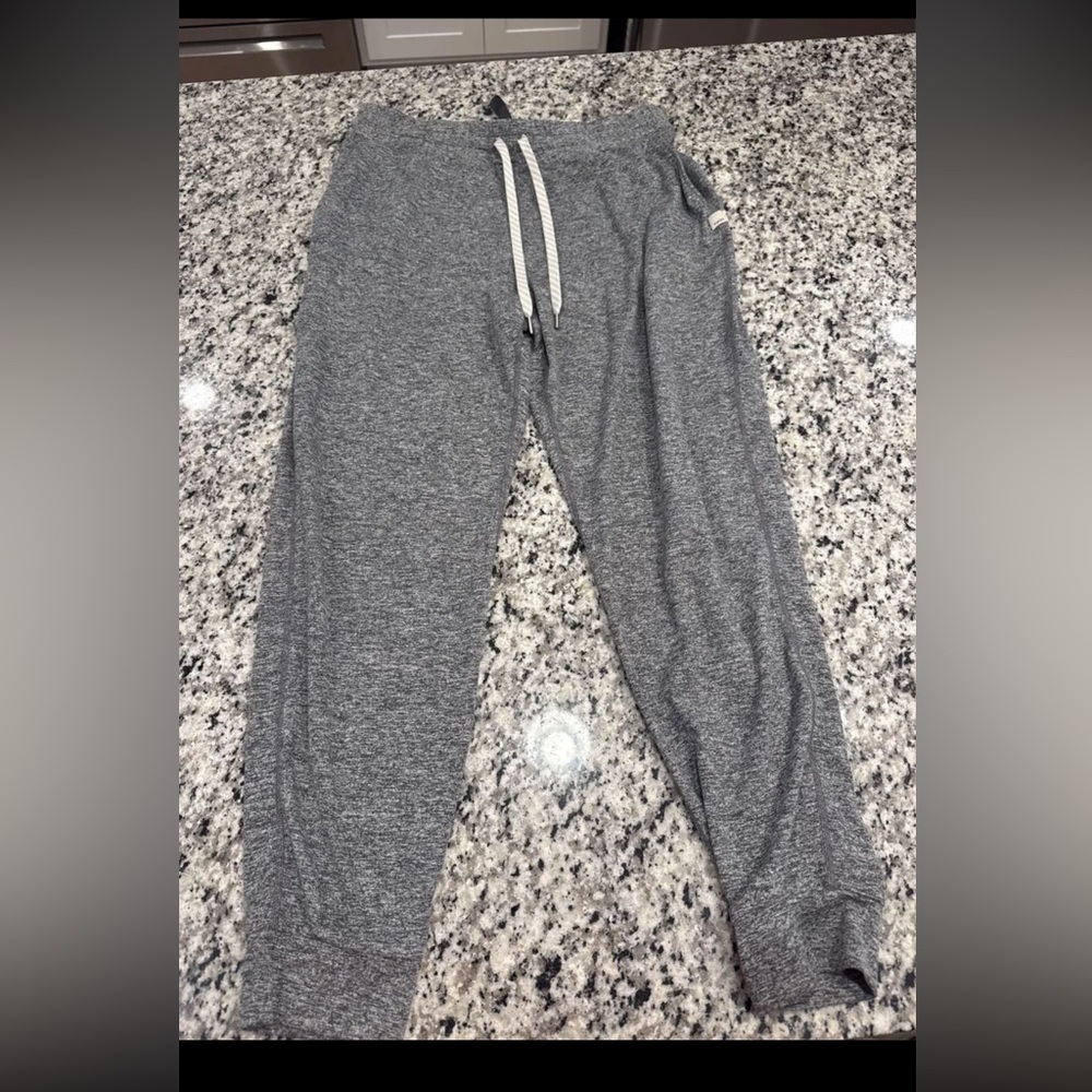 NWOT Vuori comfy joggers